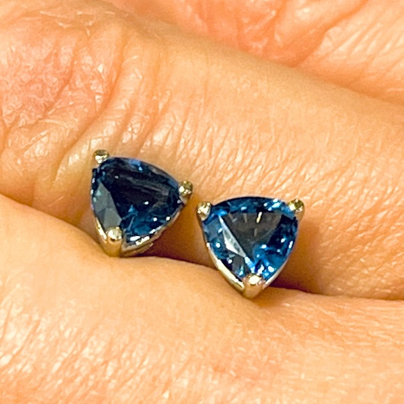 BLUE SAPPHIRE EARRINGS—UNTREATED-NO HEAT—2.50 TCW—TRILLION CUT—14KT GOLD-HIGH - Picture 7 of 15